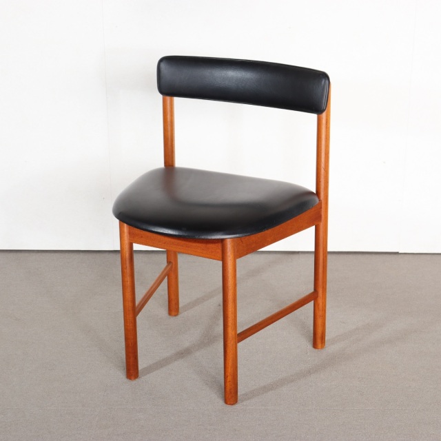 マッキントッシュ製ダイニングチェア。木の温もりが伝わるチーク材北欧ヴィンテージ。自然な美しさが魅力。