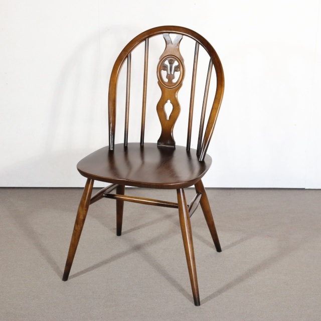 アーコール製ダイニングチェア。木目が静かに映える北欧ヴィンテージ。上質な佇まい。