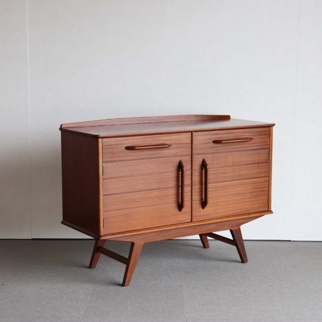 ジープランのサイドボード