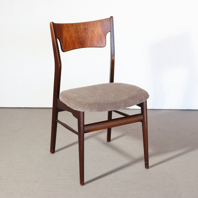 デンマーク製ダイニングチェア。深い艶を帯びたチーク材北欧ヴィンテージ。穏やかな存在感を放つ。