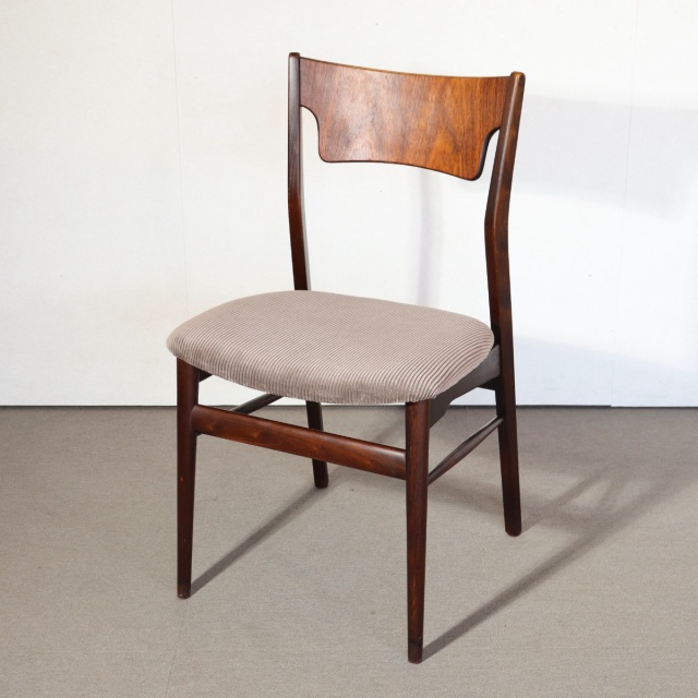 デンマーク製ダイニングチェア。深い艶を帯びたチーク材北欧ヴィンテージ。穏やかな存在感を放つ。