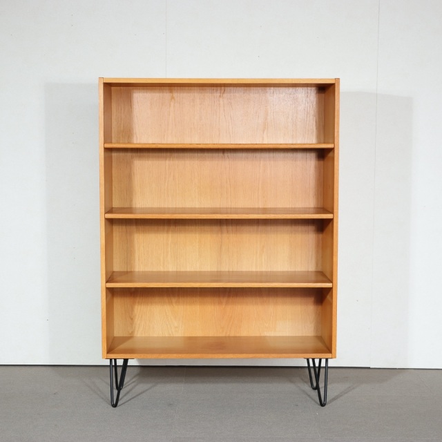 デンマーク製ブックケース。落ち着いた色味と美しい木目が印象的なヴィンテージ家具。上質な仕上がり。 