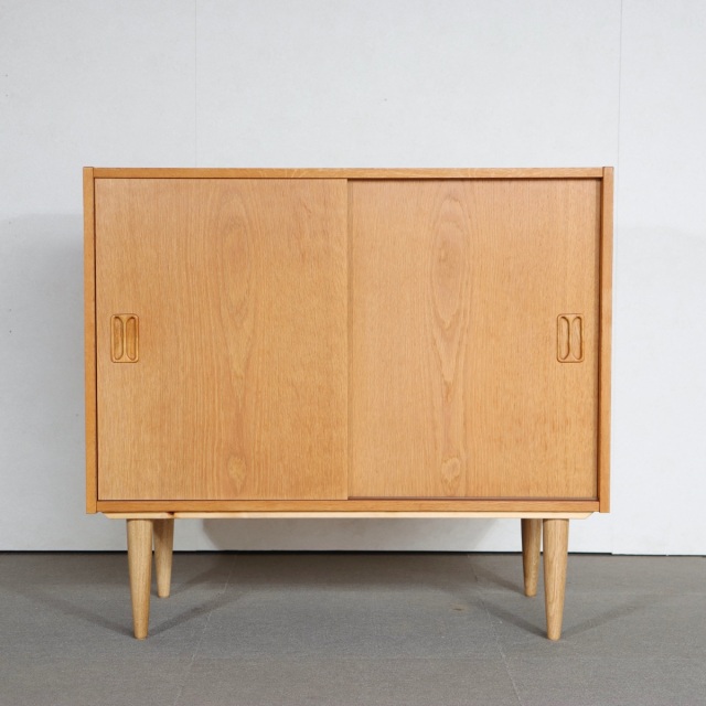 デンマーク製キャビネット。木の表情を楽しめるヴィンテージ家具。空間に柔らかな温もりを添える存在。