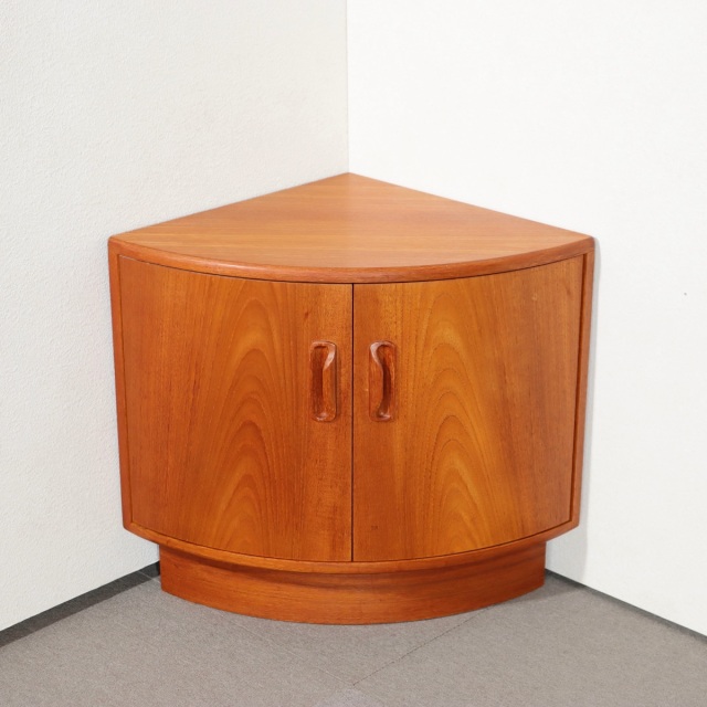 G-PLAN チーク材　キャビネット 送料込み】【埃がたまり、光も届かぬ寂しい場所のために親方が考えた