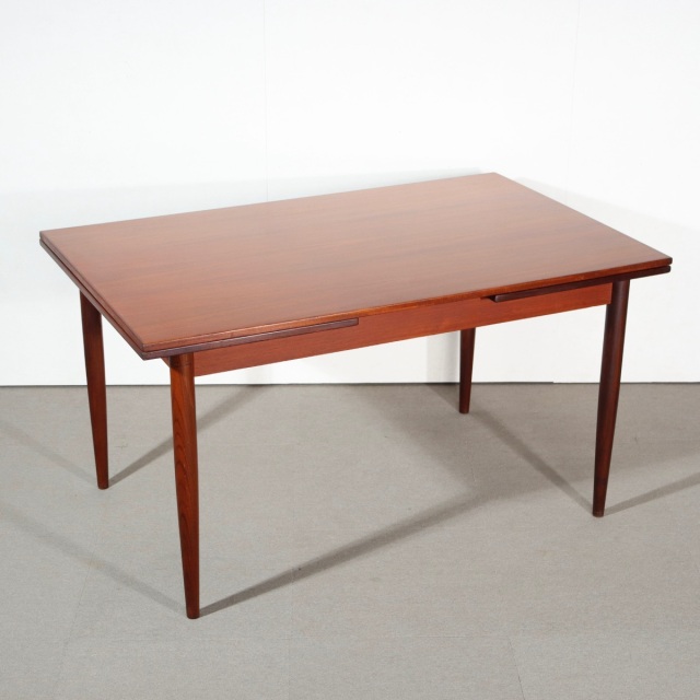 デンマーク製長方形ダイニングテーブル。木の温もりが伝わるチーク材北欧ヴィンテージ。自然な美しさが魅力。