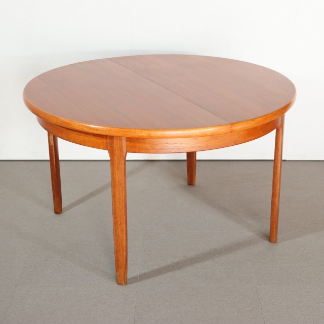 ラウンドダイニングテーブル。 深い艶を帯びたチーク材北欧ヴィンテージ。穏やかな存在感を放つ。