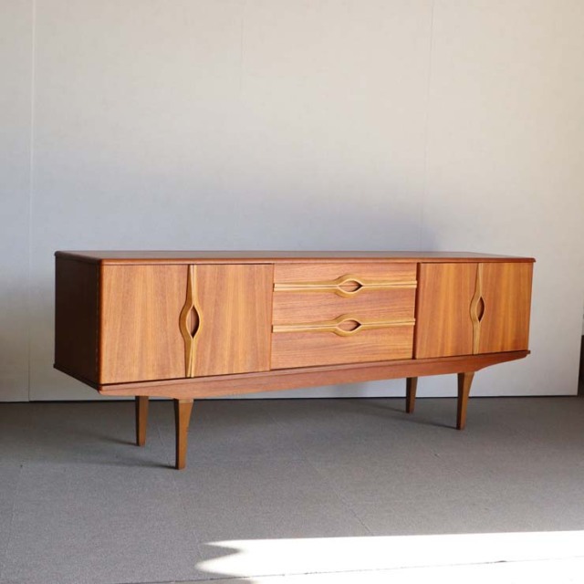 N3119r110 英国クラシックな佇まい サイドボード 細やかな美しい杢目 N3119r110 英国クラシックな佇まい サイドボード 細やかな美しい杢目