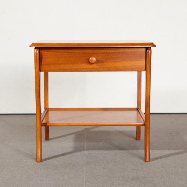 サイドテーブル。上質な木目が際立つヴィンテージ家具。控えめな存在感が印象的な一台。