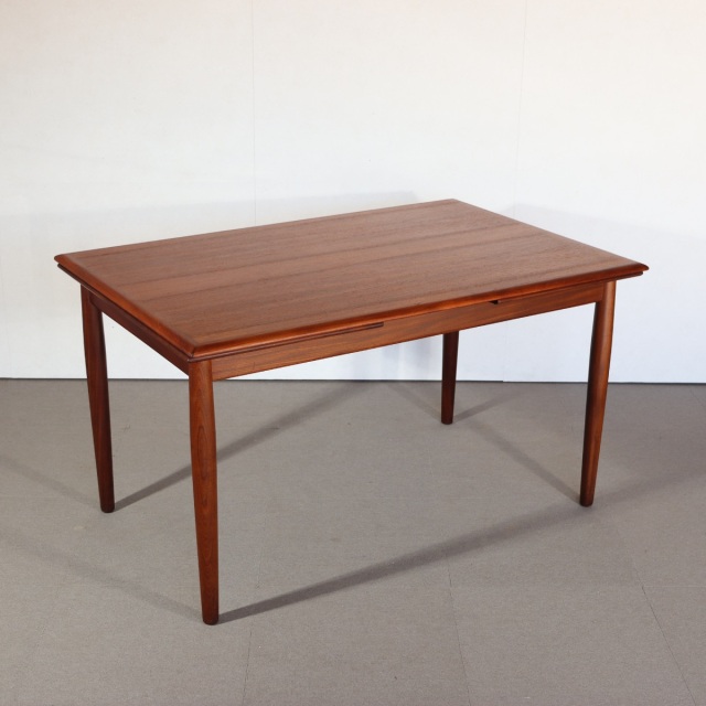 デンマーク製長方形ダイニングテーブル。 深みのあるチーク材が印象的な北欧ヴィンテージ。品のある佇まい。