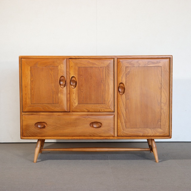 アーコールサイドボード。上品な風合いを備えたヴィンテージ家具。落ち着いた佇まいが魅力の一品。 