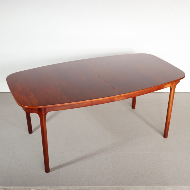 マッキントッシュ製ダイニングテーブル。チーク材の自然な艶が美しい北欧ヴィンテージ。控えめな上質感。