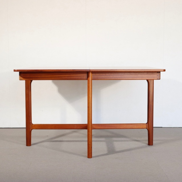 マッキントッシュダイニングテーブル。深みのある質感が魅力のヴィンテージ家具。穏やかな印象を与える一台。 