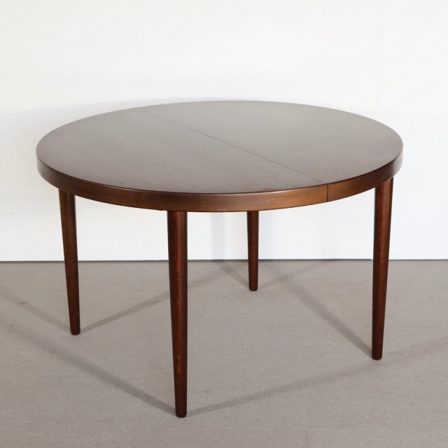 デンマーク製ラウンドダイニングテーブル。深い色味が魅力のチーク材北欧ヴィンテージ。空間に静けさを添える。