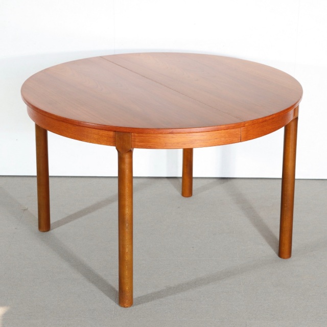 北欧デンマーク製ラウンドダイニングテーブル。チーク材の木目が穏やかに浮かぶ北欧ヴィンテージ。落ち着いた存在。