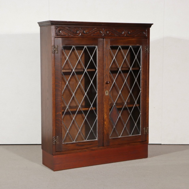 ジェイシー製ガラスブックケース。木の深い艶が印象的な英国アンティーク。落ち着いた一台。