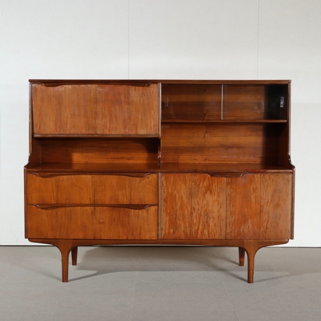 サトクリフオブトッドモーデンハイボード。木目の流れが柔らかく映えるヴィンテージ家具。穏やかな雰囲気を演出。