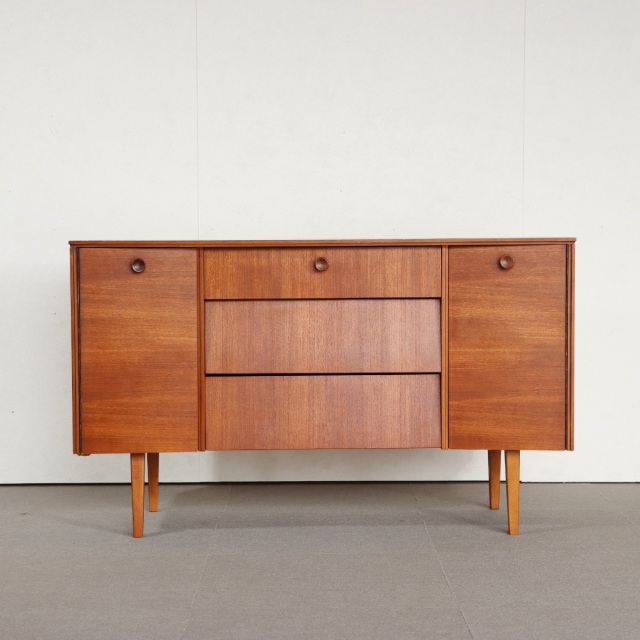 アヴァロンサイドボード。美しい木目と深みある色調が印象的なヴィンテージ家具。静かな美しさ。 