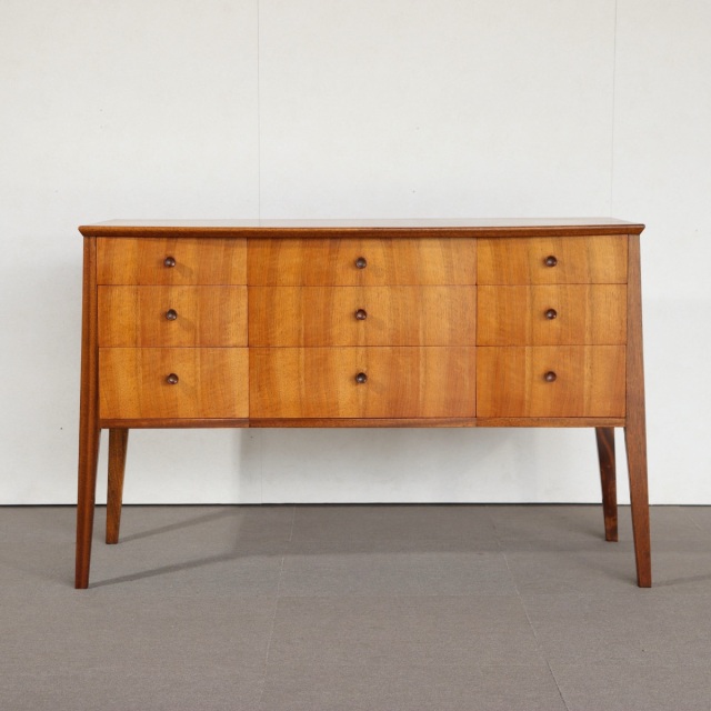 VESPERサイドボード。上質な質感を備えたヴィンテージ家具。落ち着いた存在感が魅力。 