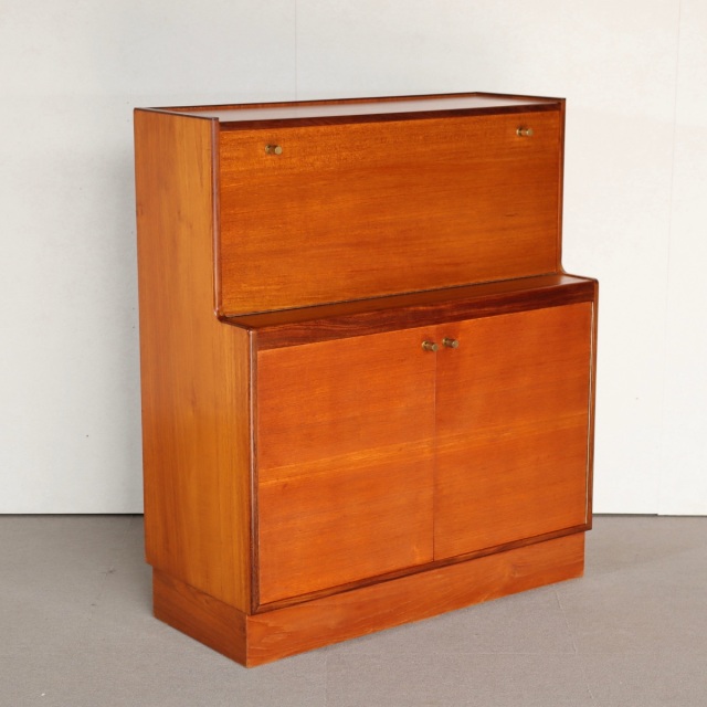 ターニッジ製キャビネット。チーク材の深い艶が印象的な北欧ヴィンテージ。落ち着いた一台。