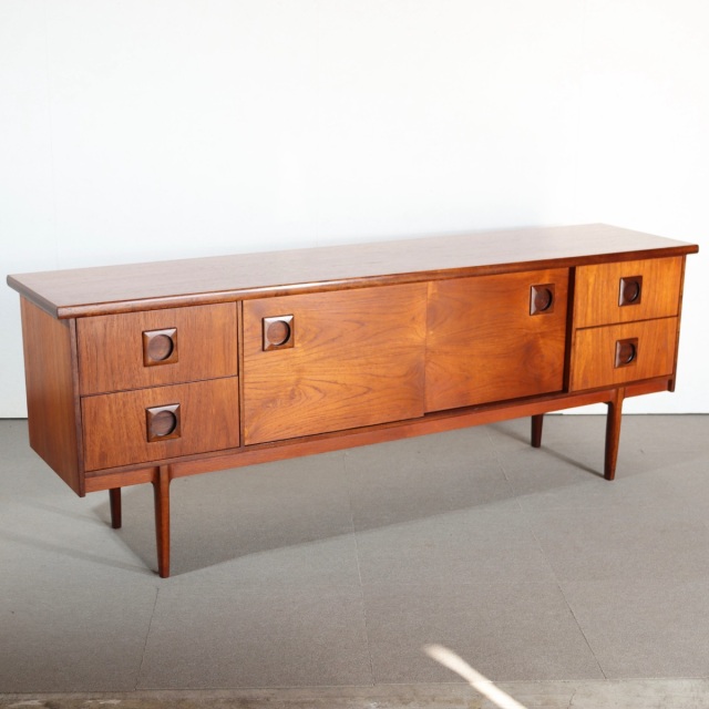 バスキャビネットメイカー製サイドボード。木の質感を楽しめるチーク材北欧ヴィンテージ。静かな美しさ。