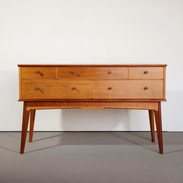 アルフレッドコックスサイドボード。自然な木の表情が魅力のヴィンテージ家具。穏やかな空気を纏う。 