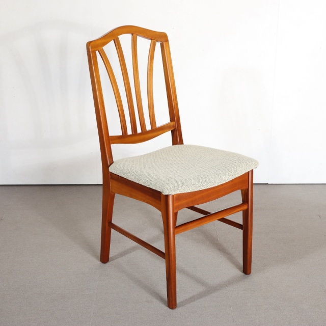 英国製ダイニングチェア。木目の表情が豊かなチーク材北欧ヴィンテージ。穏やかな佇まい。