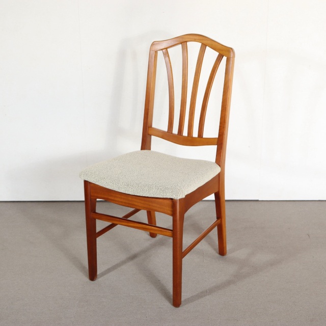 英国製ダイニングチェア。木目の表情が豊かなチーク材北欧ヴィンテージ。穏やかな佇まい。