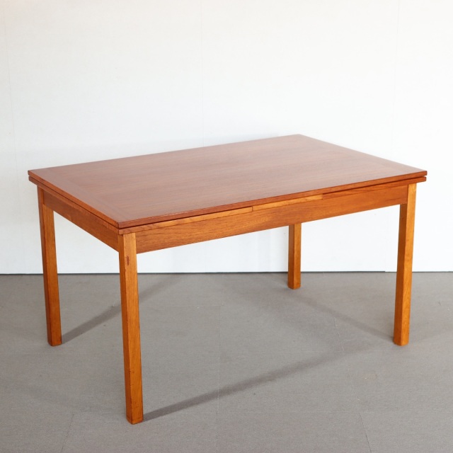 デンマーク製ダイニングテーブル。木目の流れが美しいチーク材北欧ヴィンテージ。品のある存在感。