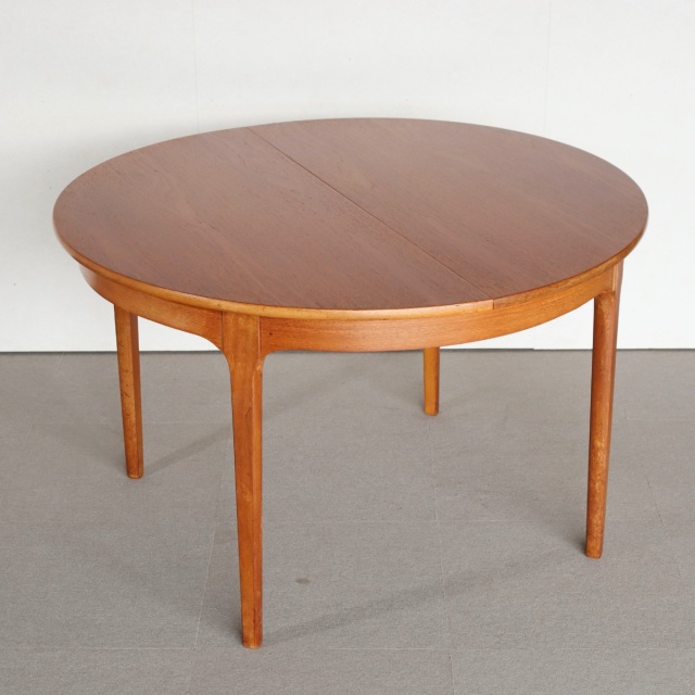 ネイサンNATHANのチーク材ラウンドダイニングテーブル