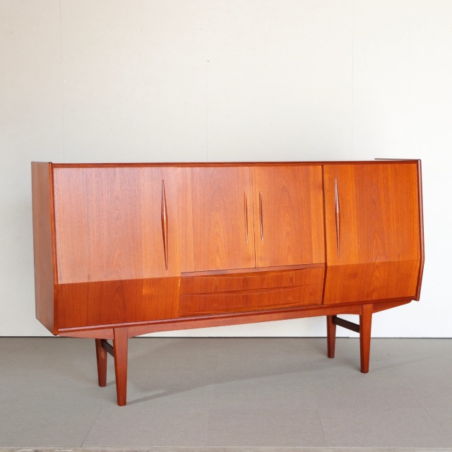 デンマーク製ハイサイドボード。木の温度を感じるチーク材北欧ヴィンテージ。自然体の美しさ。