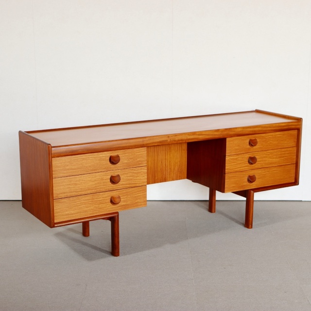 ホワイトアンドニュートン製デスク。 チーク材の穏やかな色味が魅力の北欧ヴィンテージ。静かな佇まい。