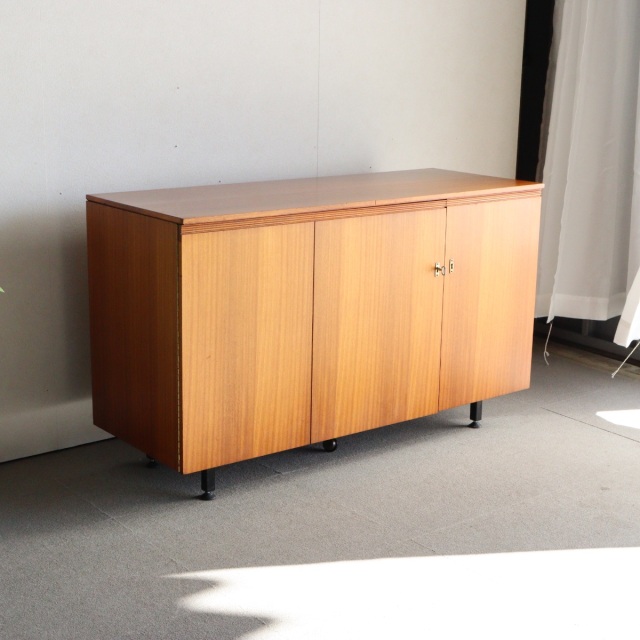 英国ヴィンテージのデスク。鍵をかけると、箱型になる。