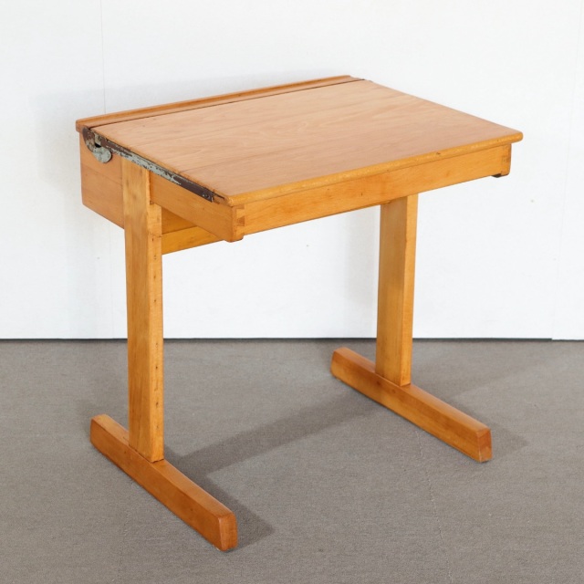 子供用デスク。木目の流れが美しいチーク材北欧ヴィンテージ。品のある存在感。