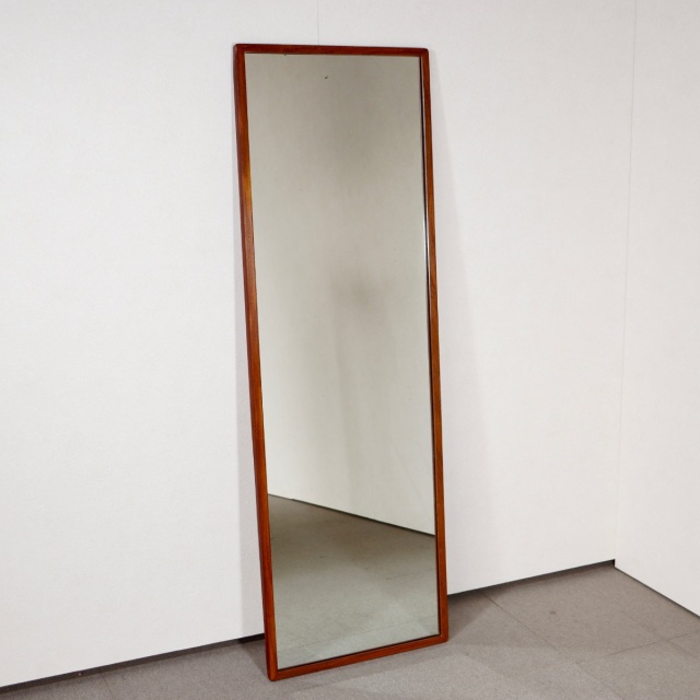 ヴィンテージの姿見ミラー。