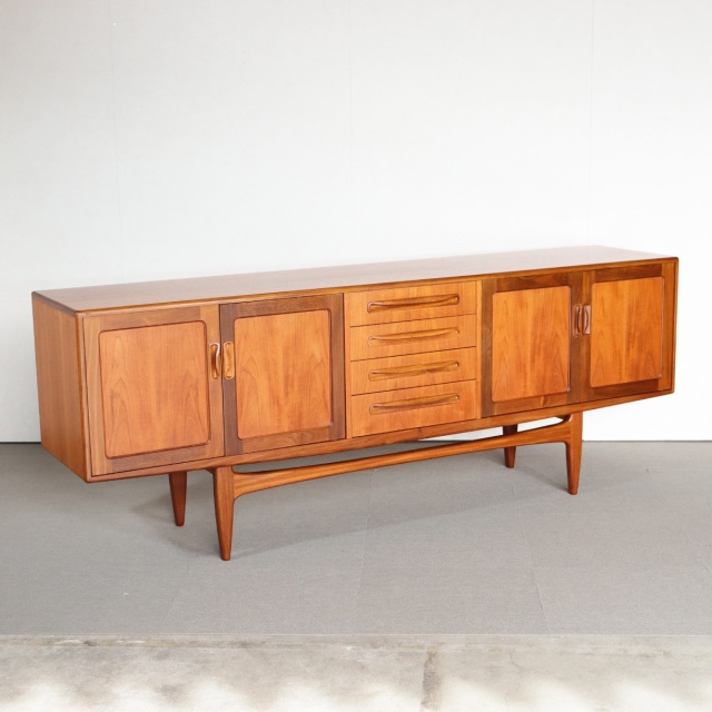 ジープラン製サイドボード。チーク材の表情が柔らかい北欧ヴィンテージ。空間に馴染む一台。