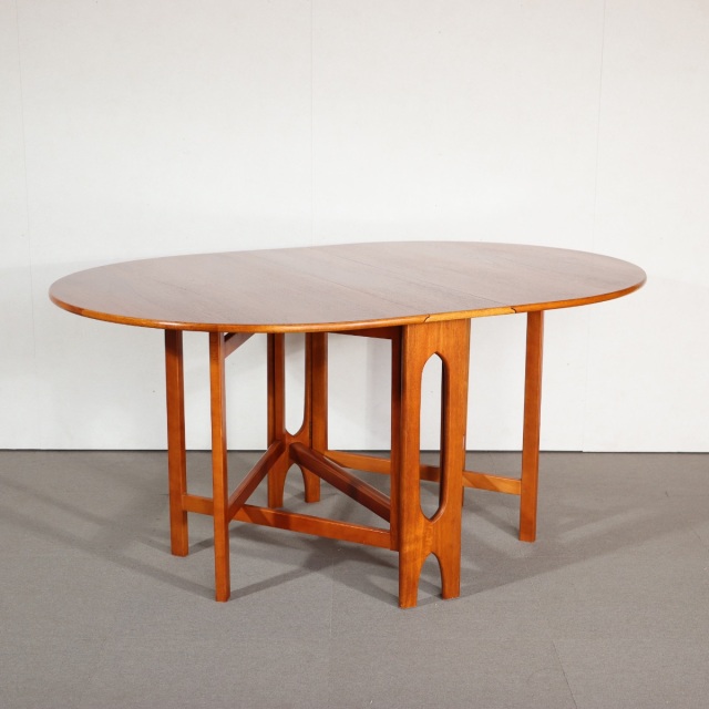 ジェンティーク製ダイニングテーブル。深みある色艶が美しいチーク材北欧ヴィンテージ。控えめな品格。