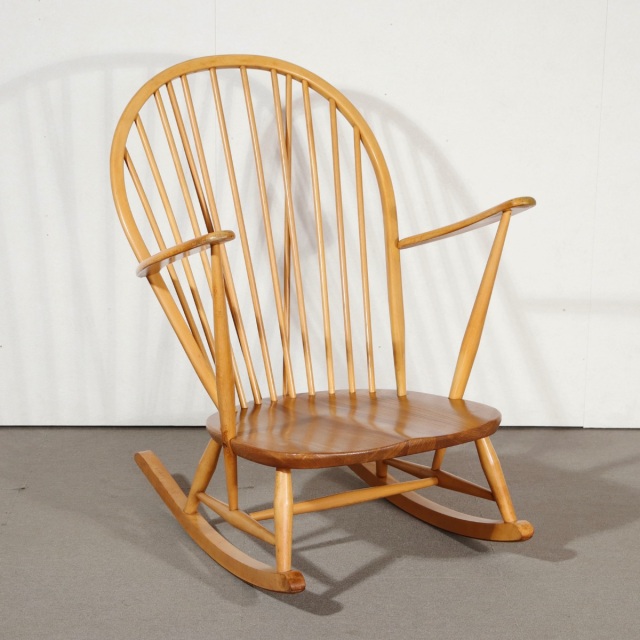アーコール製ロッキングチェア。木目の個性が光るチーク材北欧ヴィンテージ。穏やかな存在感。