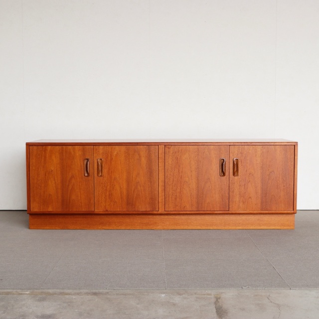 ジープランローボード。上質な質感と落ち着いた表情を備えたヴィンテージ家具。空間に自然と馴染む。 