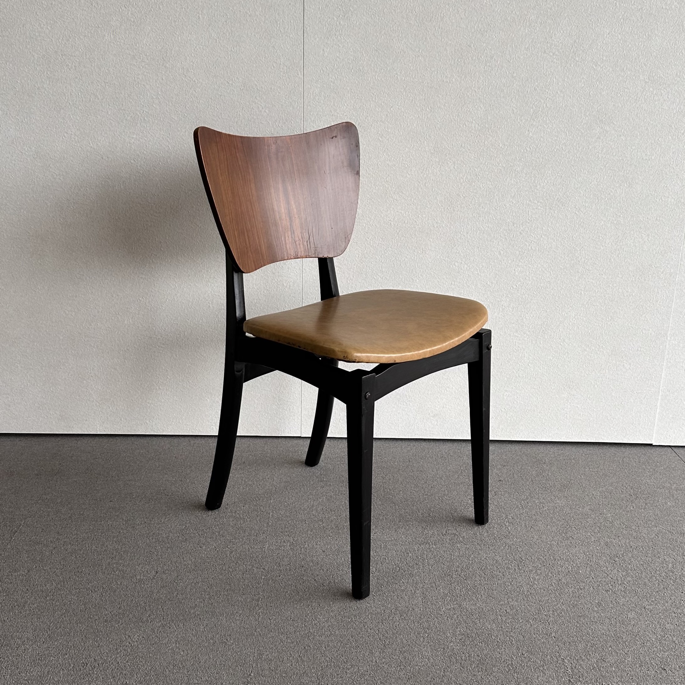 座面が黄色のレザーの木製ダイニングチェア