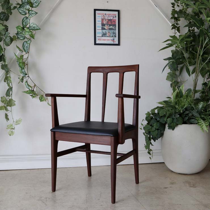 アフリカンチーク材の濃い茶の肘掛付きの椅子。座面はレザーの黒色。022104。