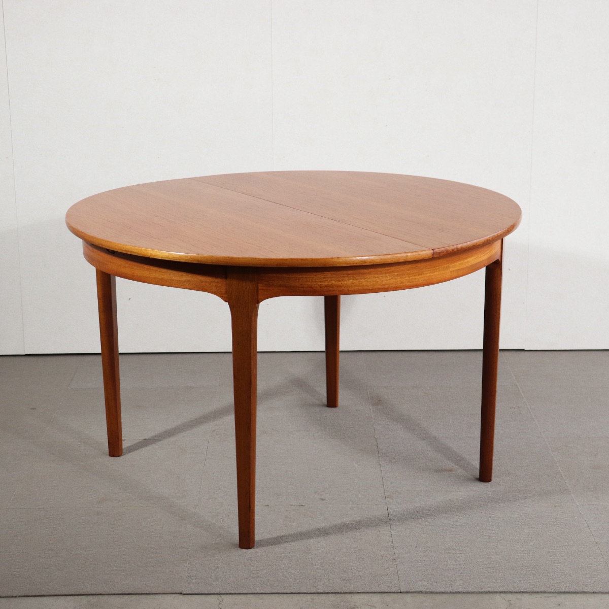 ネイサンNathanのダイニングテーブル