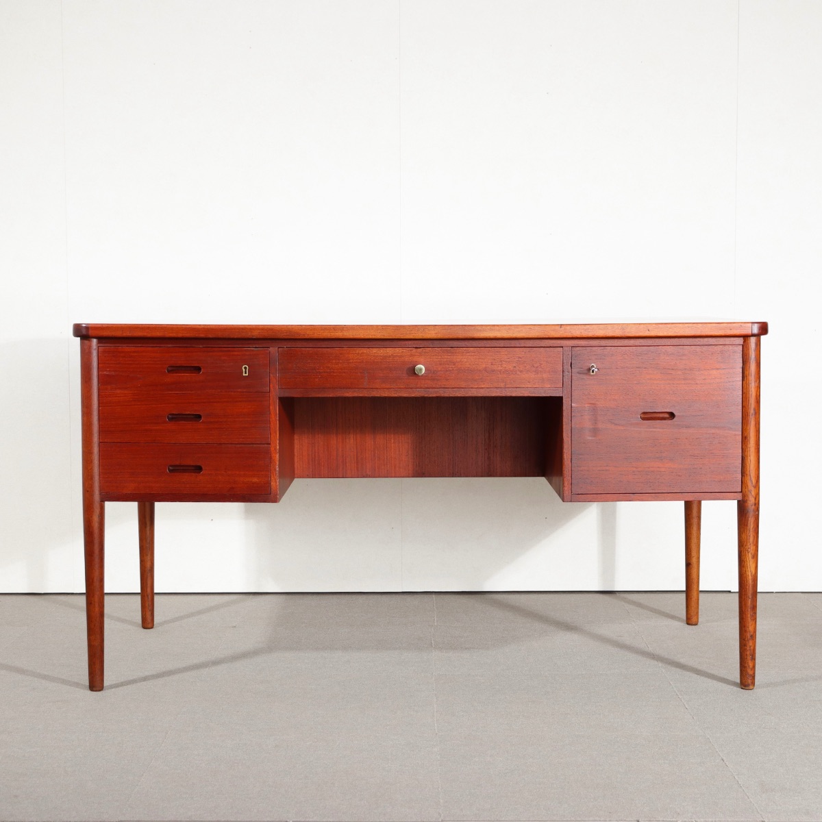 デンマーク製デスク。落ち着いた質感が印象的なヴィンテージ家具。上品な佇まいが際立つ。