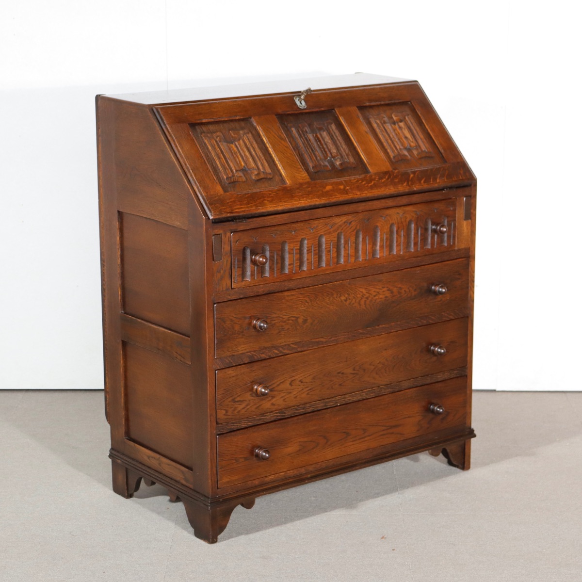 ジェイシー製ビューロー。 深い色味と穏やかな艶を持つアンティーク。上質な佇まい。