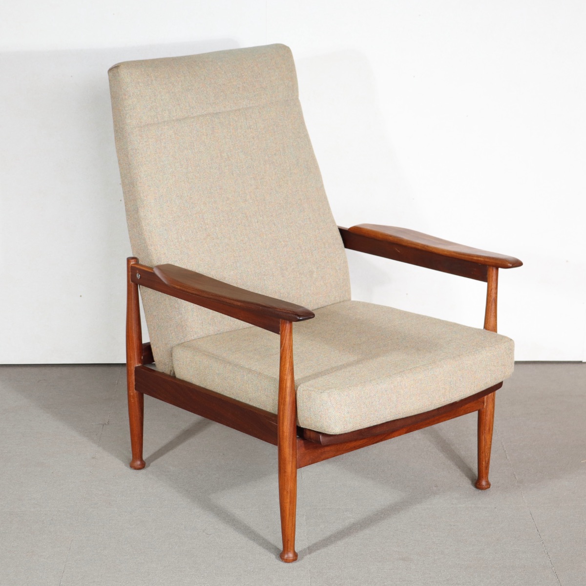 ガイロジャース製アームチェア。贅沢な一人掛けソファが暮らしに穏やかをもたらす。