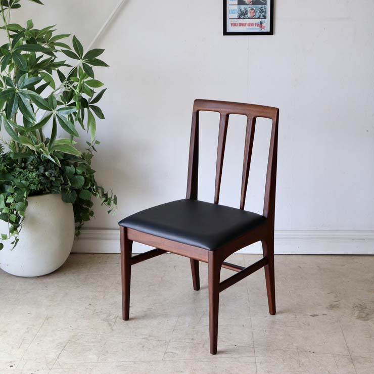 濃い茶色の木製ダイニングチェア、座面はレザーの黒色　022036a