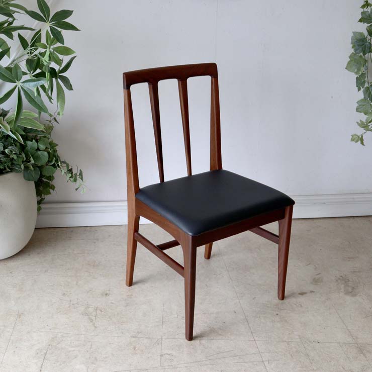 アフリカンチーク材のダイニングチェア、木材部分は濃い茶色、座面は黒色のレザー　022036d