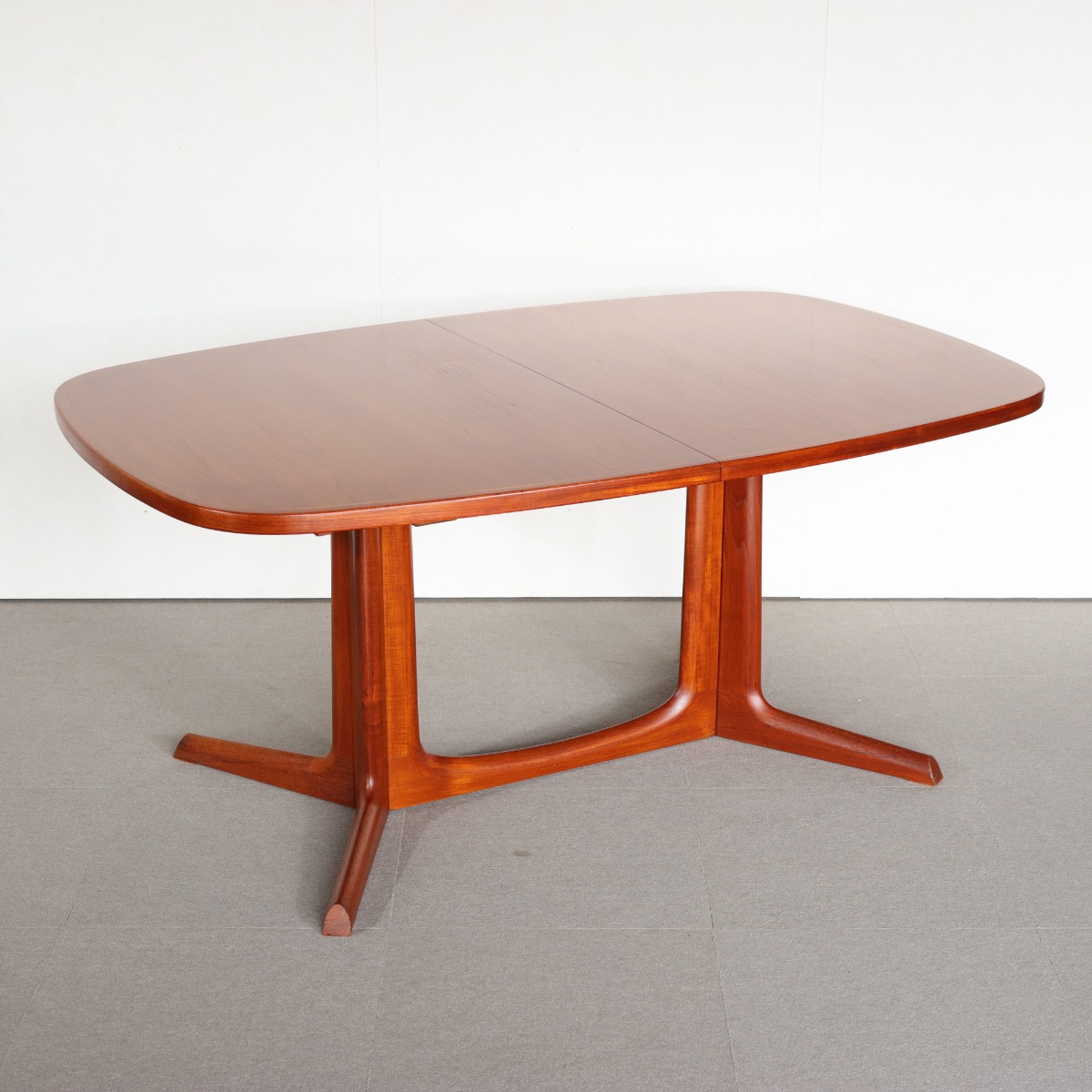 Gudme Mobelfabrik製ダイニングテーブル。チーク材が美しい北欧ヴィンテージ。しっかりとメンテナンスされた上質な一台。