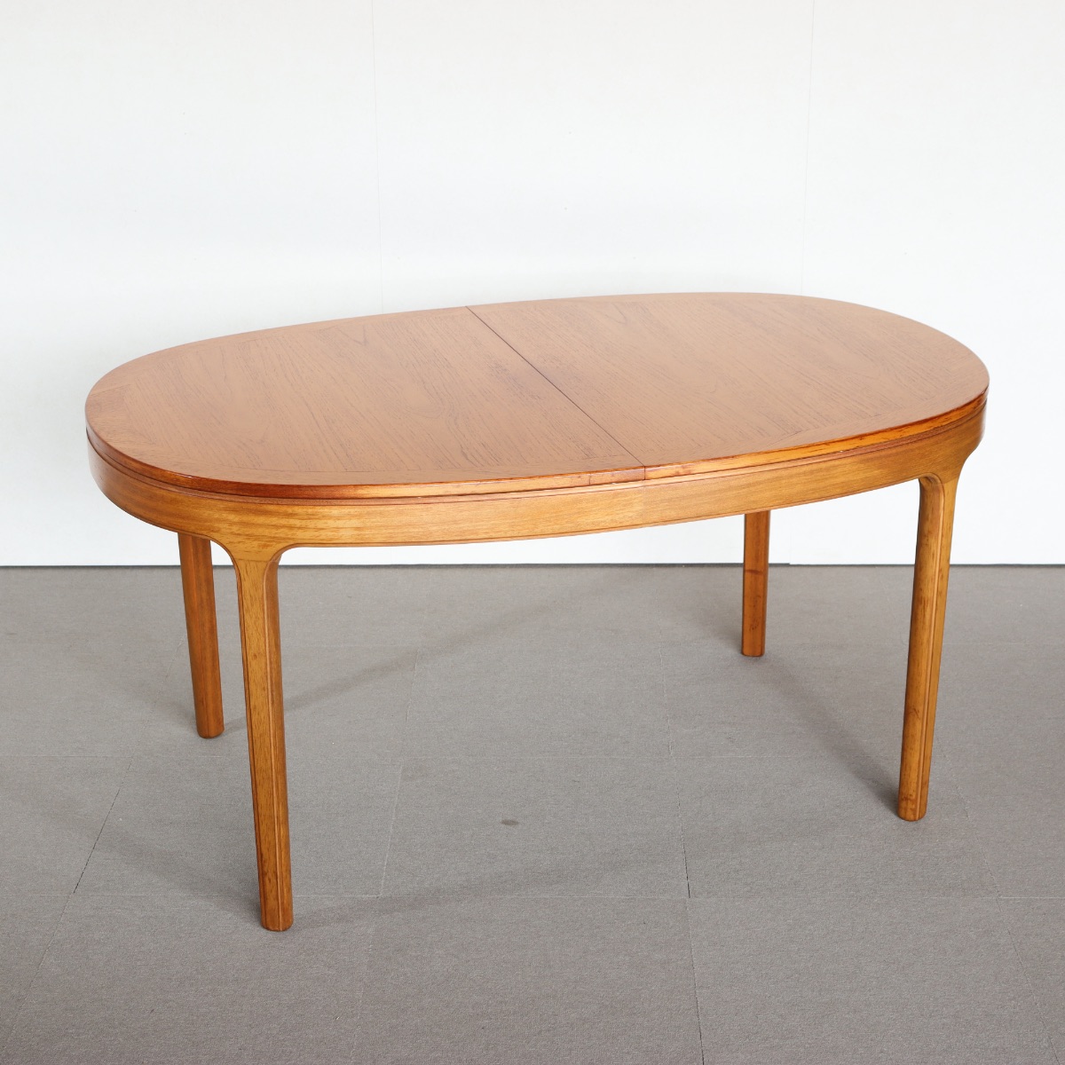 ネイサンNATHAN製オーバル型ダイニングテーブル。チーク材の豊かな木目が魅力の北欧ヴィンテージ。静かに時を重ねた深みがある。