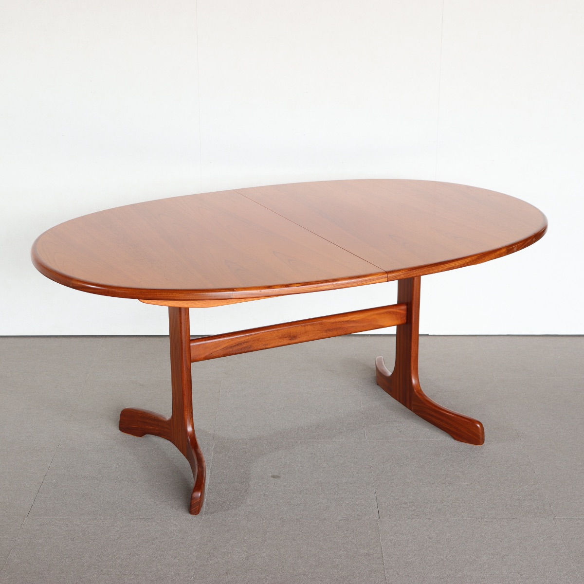 ジープランG-PLANのチーク材オーバル型ダイニングテーブル