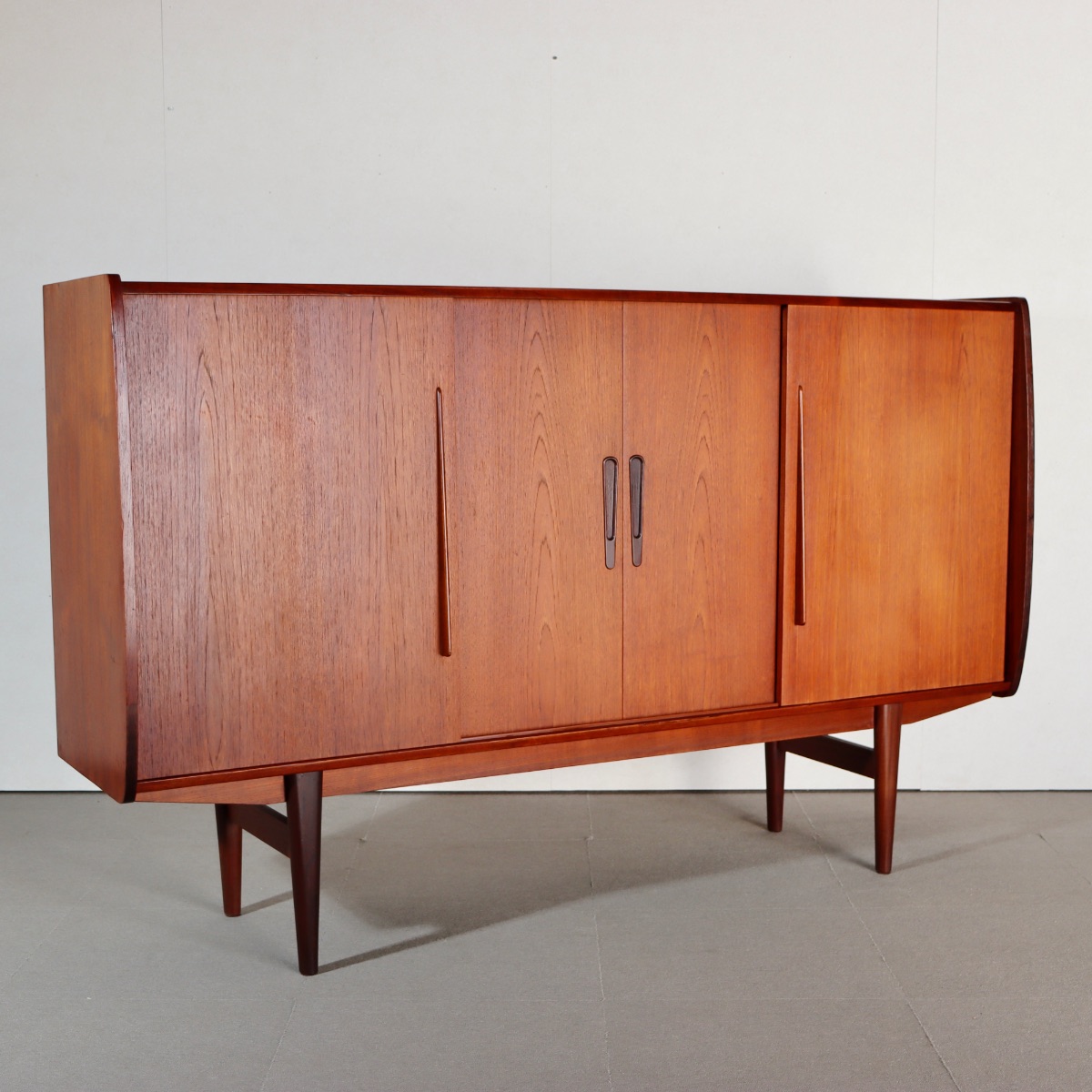 デンマーク製ハイサイドボード。木の温もりが感じられるチーク材北欧ヴィンテージ。自然な美しさ。